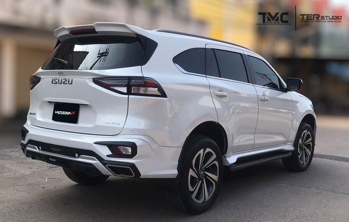 Tampilan samping modifikasi Isuzu MU-X pasang body kit Vazooma-X