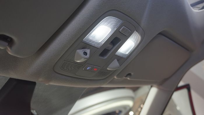 Konsol Bluelink Hyundai Creta Prime dekat lampu kabin dan sensor ultrasonik interior.