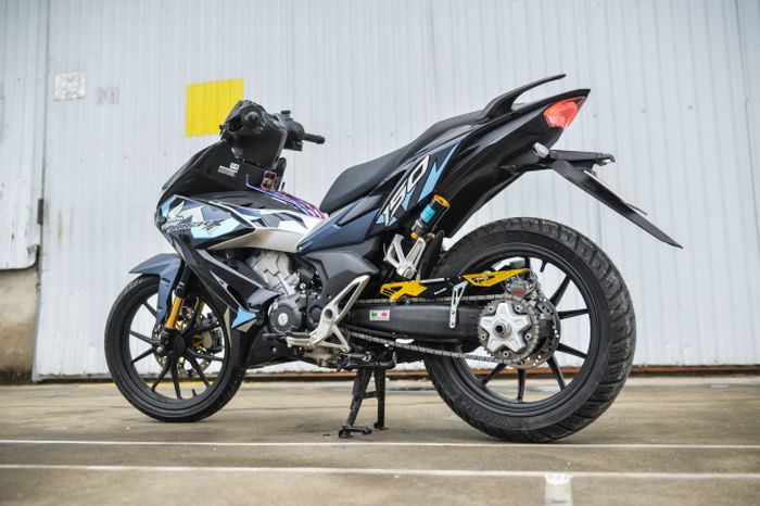 Kaki belakang mendapatkan swingarm single-sided dan pengereman baru