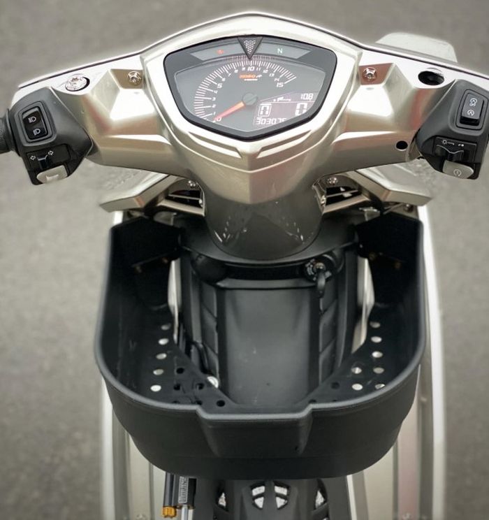 Tampilan kokpitnya yang makin stylish berkat panel speedometer Koso