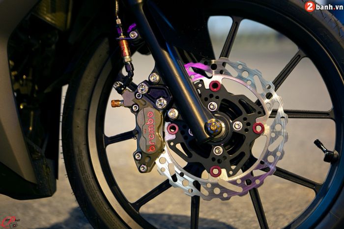 Kaki depan mendapatkan pelek Daytona dan kaliper Brembo empat piston