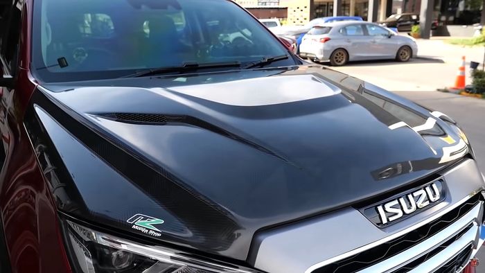 Kap mesin modifikasi Isuzu MU-X baru diganti pakai serat karbon