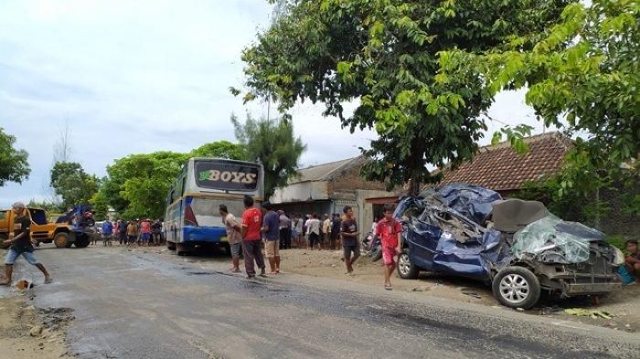 Bus Rela tabrak Toyota Kijang Innova, Honda Mobilio dan Scoopy di Sumberlawang, kabupaten Sragen, Jateng