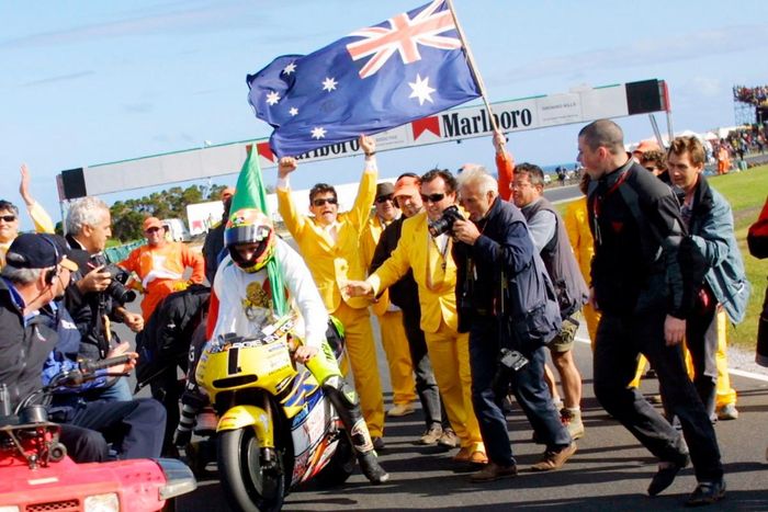 Valentino Rossi merayakan gelar juara dunia pertama dengan motor GP500 Honda NSR500