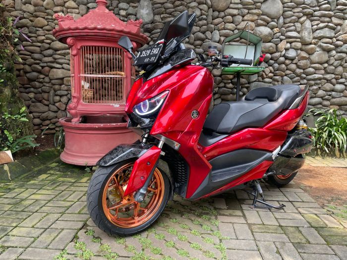 Yamaha XMAX tampil sangar dan elegan berkelir merah candy plus karbon kevlar forged