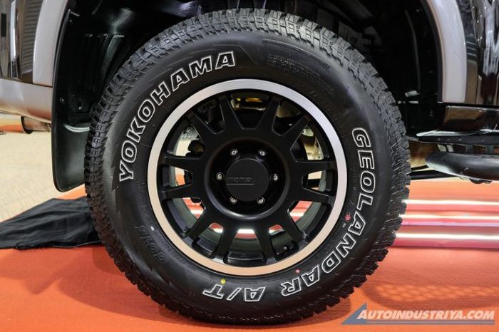Modifikasi Isuzu MU-X lawas pakai pelek off-road dan ban A/T