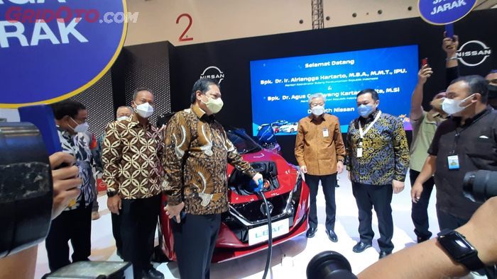 Menko Airlangga mencoba fitur pengecasan mobil listrik Nissan Leaf di GIIAS 2021