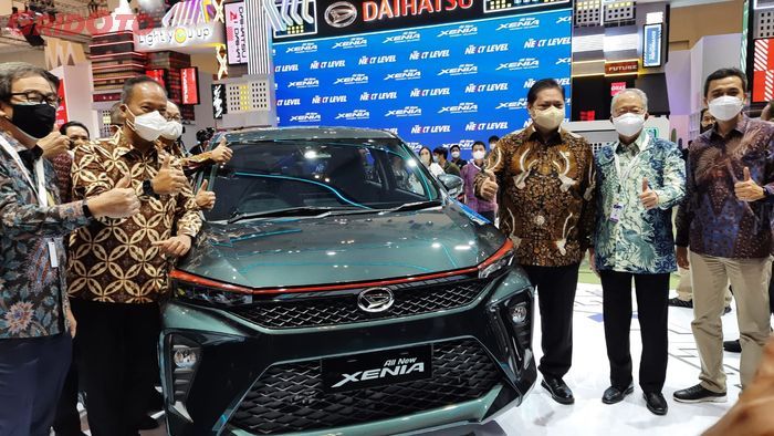 Menko Airlangga di samping Daihatsu All New Xenia