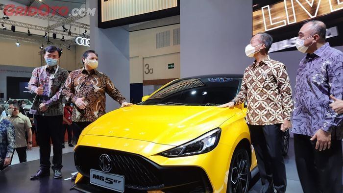 Menko Airlangga melihat MG 5 GT