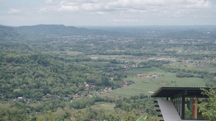 Pemandangan Kota Yogyakarta dari Obelix Hills.
