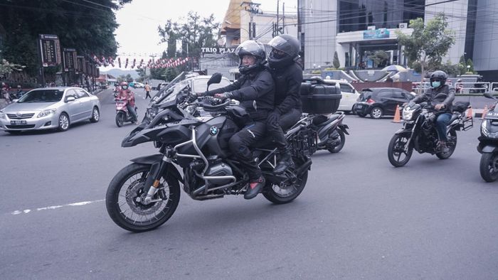 Direktur Utama Adira Finance, Hafid Hadeli saat touring menggunakan BMW GS1200.