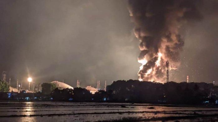 terlihat api masih membumbung tinggi kembali setelah sebelumnya sempat padam selama satu jam, Minggu (14/11/2021) dini hari. 