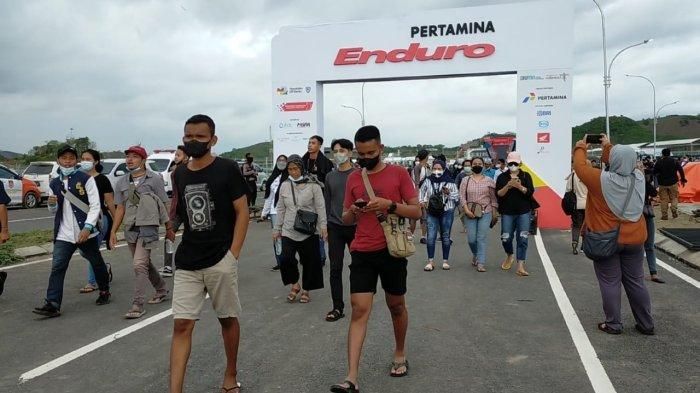 Penonton membubarkan diri setelah mendapat kabar ajang ATC 2021 batal dgelar pada Minggu (14/11/2021).