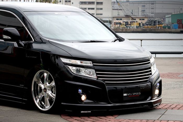 Tampilan depan modifikasi Nissan Elgrand lawas bergaya elegan