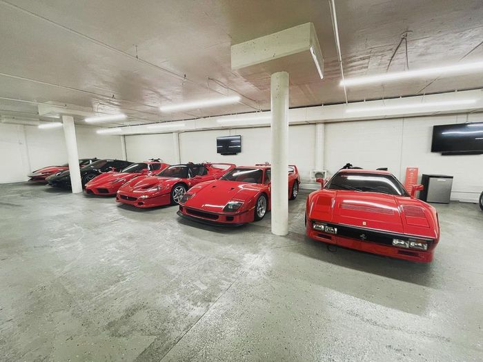 Salah satu sudut garasi milik David Lee yang diisi dengan deretan supercar Ferrari.