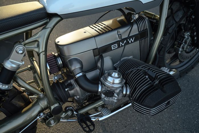 Sektor mesin dibuat ramping dengan cover atas kustom