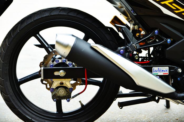 Rem belakang pakai kaliper Brembo juga tapi dua piston