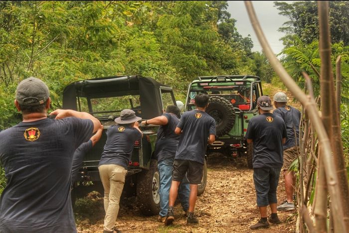 Para anggota LRCI bekerja sama dalam melewati trek yang terjal