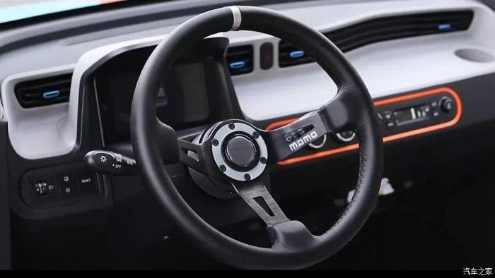 Setir balap Momo di kabin modifikasi Wuling Hong Guang Mini EV