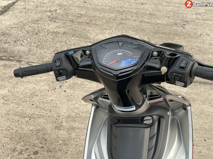 Tampilannya kokpitnya makin modern dengan panel instrumen Uma Racing dan sistem keyless