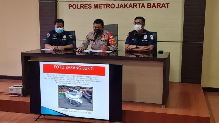 Polsek Tambora, Kompol Faruk Rozi merilis penangkapan dua pelaku maling spion yang sering beraksi di Jakarta