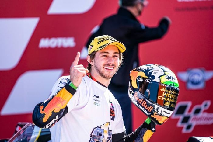 Remy Gardner pamerkan helm NHK 