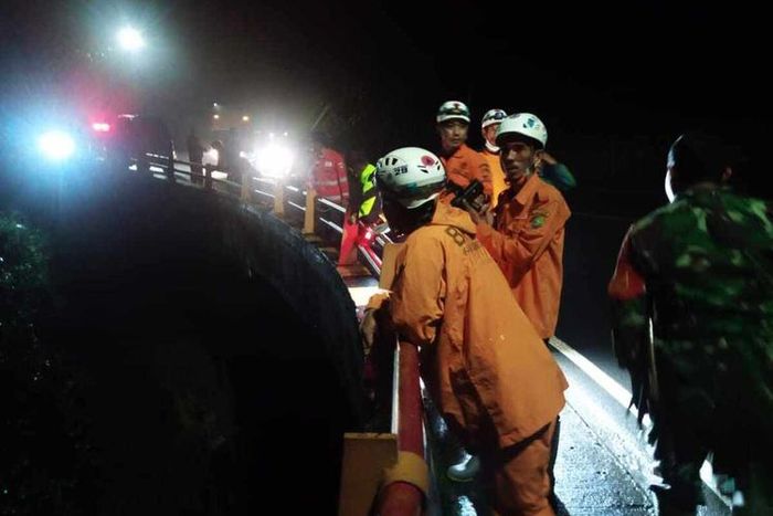 Petugas gabungan menyisir kawasan jembatan Cadas Pangeran, Sumedang mencari Yana Supriatna yang hilang misterius