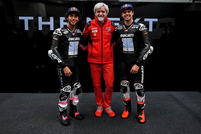 Enea Bastianini (kiri) dan Fabio Di Giannantonio mengapit GM Ducati Corse Gigi Dall'Igna