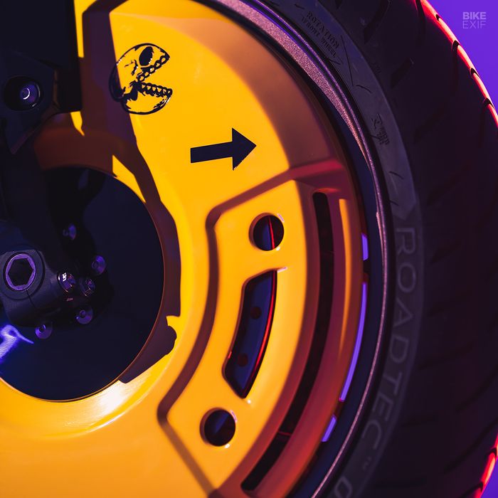 Roda depannya masih standar tapi diberi cover berwarna kuning