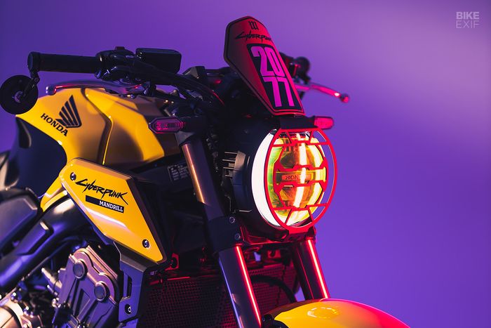 Area kokpit mendapatkan beberapa aksesori kustom.