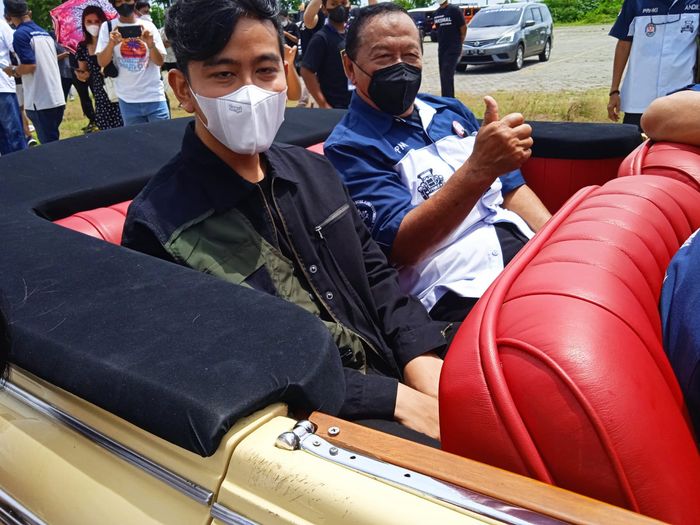 Walikota Solo, Gibran Rakabuming Raka turut serta dalam kirab mobil kuno menuju Kasunanan Surakarta