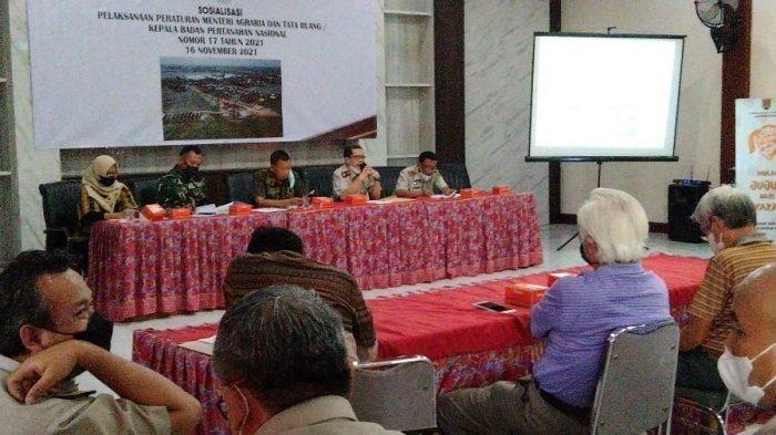 Diskusi BPN Kota Semarang dengan sejumlah pemilik lahan tambak yang terdampak proyek jalan tol Semarang-Demak.