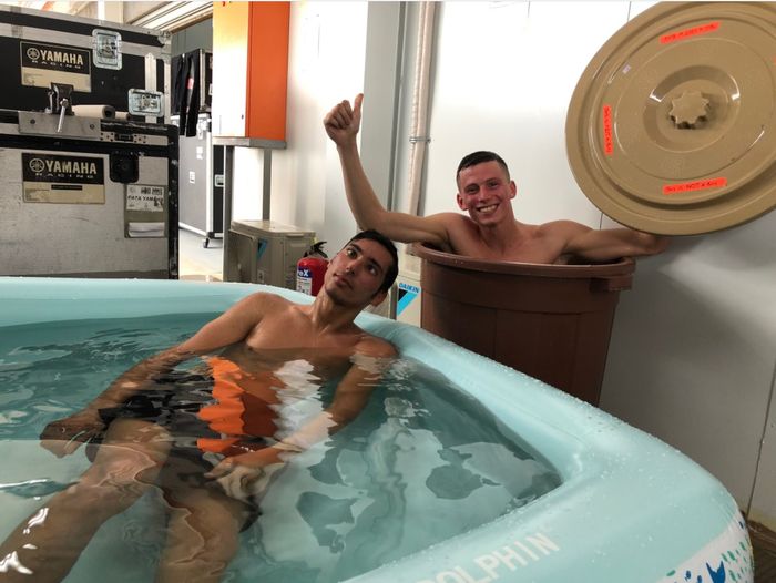 Toprak Razgatlioglu dan Andrea Locatelli mendinginkan tubuh usai FP1 WorldSBK Indonesia 2021