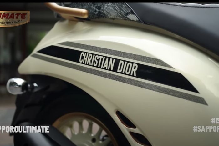 Stiker Christian Dior sebagai penegas konsepnya