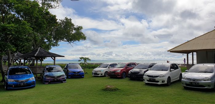 Mobil para anggota Toyota Etios Valco Club Indonesia (TEVCI) saat Kopdargab di Pantai Carita, Anyer, Banten pada Sabtu (13/11/2021)