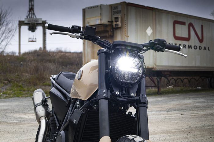 Headlamp diganti dengan Koso Thunderbolt