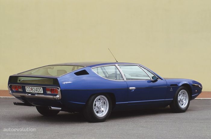 Tampak belakang Lamborghini Espada.