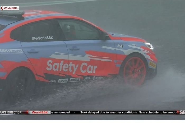 Safety car melaju di lintasan sirkuit mandalika yang diguyur hujan deras menjelang race 1 WorldSBK Indonesia 2021