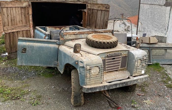 Kondisi Land Rover 88 Series III yang mangkrak di Italia.