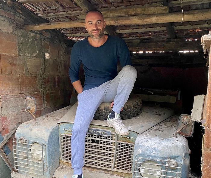 Marco bellotti, orang yang menemukan Land Rover 88 ini terbengkalai di gubuk di Italia.