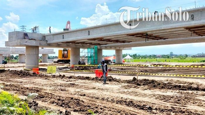 Proses pemasangan girder untuk jalan layang yang menghubungkan tol Yogyakarta-Solo dan Solo-Ngawi, Jumat (19/11/2021).