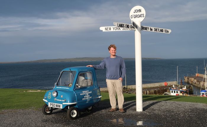 Alex Orchin saat berada di ujung selatan Pulau Britania Raya, yakni Desa John O'Groats, Skotlandia.