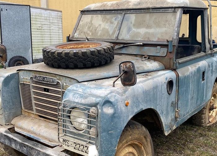 kondisi Land Rover 88 yang ngumpet di gubuk selama lebih dari 30 tahun.