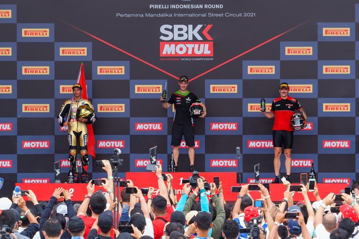 Meskipun harus merelakan gelar Juara Dunia kepada Toprak Razgatlioglu (kiri), Jonathan Rea (tengah) tetap berhasil cetak rekor di WorldSBK Indonesia 2021.