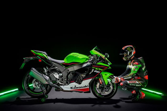 Jonathan Rea bersama Kawasaki Ninja ZX-10R.