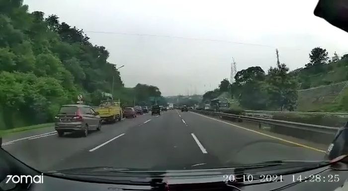 Kemacetan yang terjadi akibat rombongan pengendara nekat putar balik di jalan tol Tembalang-Banyumanik.