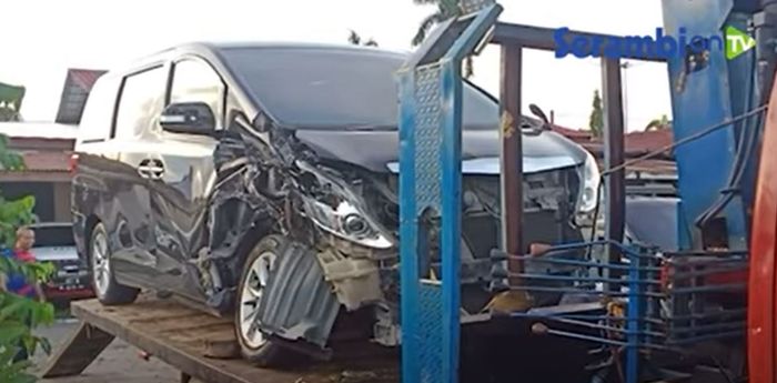 Kondisi Toyota Alphard usai disabet Mitsubishi Pajero Sport di Aceh Tamiang