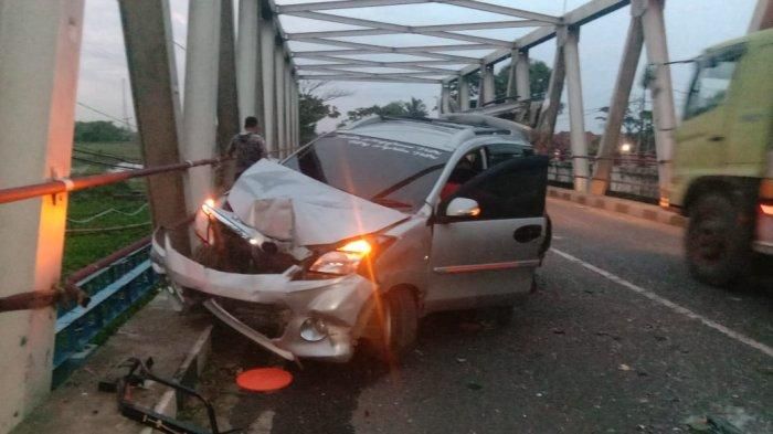 Bagian depan Toyota Avanza ikut ringsek membentur pagar jembatan usai dihantam truk dari belakang di Losarang, Indramayu, Jabar