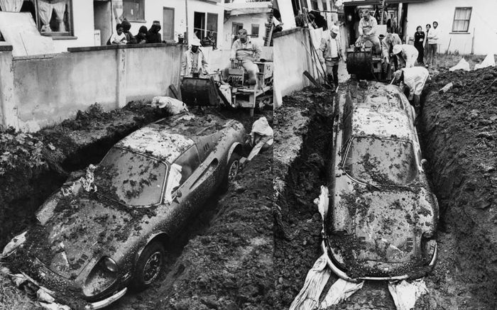 Proses penggalian Ferrari Dino 246GTS pada 1978 silam.