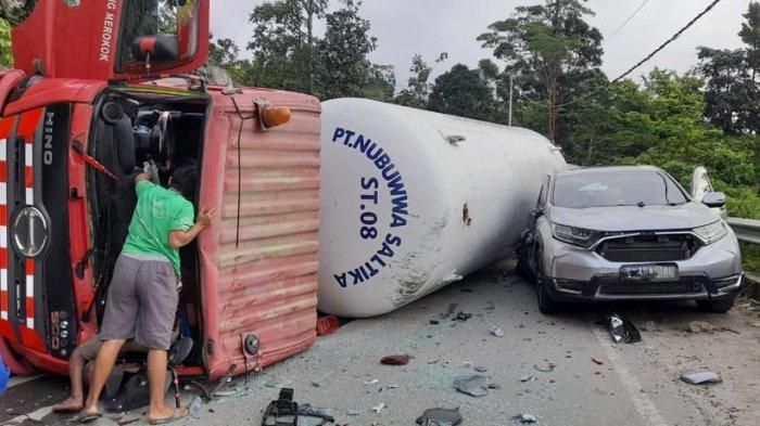 Sedikitnya tiga kendaran mengalami Kecelakaan Lalulintas di jalur Kebun Kopi Km 12, Kabupaten Parigi Moutong, Sulawesi Tengah, Senin (22/11/2021). 
